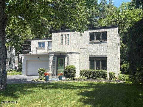 Photo of 3336 Indian Road, Ottawa Hills, OH 43606 (MLS # 10008432)