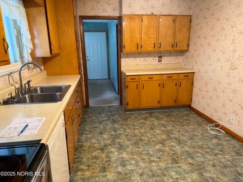Tiny photo for 1711 Crestwood Drive, Defiance, OH 43512 (MLS # 10000601)