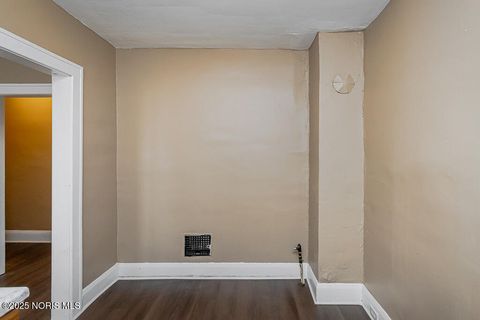 Tiny photo for 729 Chicago Street, Toledo, OH 43611 (MLS # 10000296)