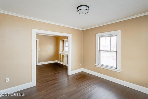 Tiny photo for 729 Chicago Street, Toledo, OH 43611 (MLS # 10000296)