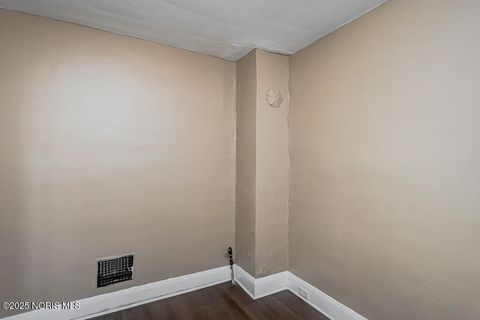 Tiny photo for 729 Chicago Street, Toledo, OH 43611 (MLS # 10000296)