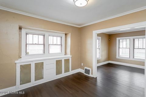 Tiny photo for 729 Chicago Street, Toledo, OH 43611 (MLS # 10000296)