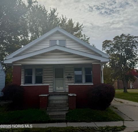 Photo of 908 E Manhattan Boulevard, Toledo, OH 43608 (MLS # 10000979)