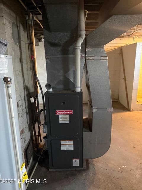 Tiny photo for 908 E Manhattan Boulevard, Toledo, OH 43608 (MLS # 10000979)