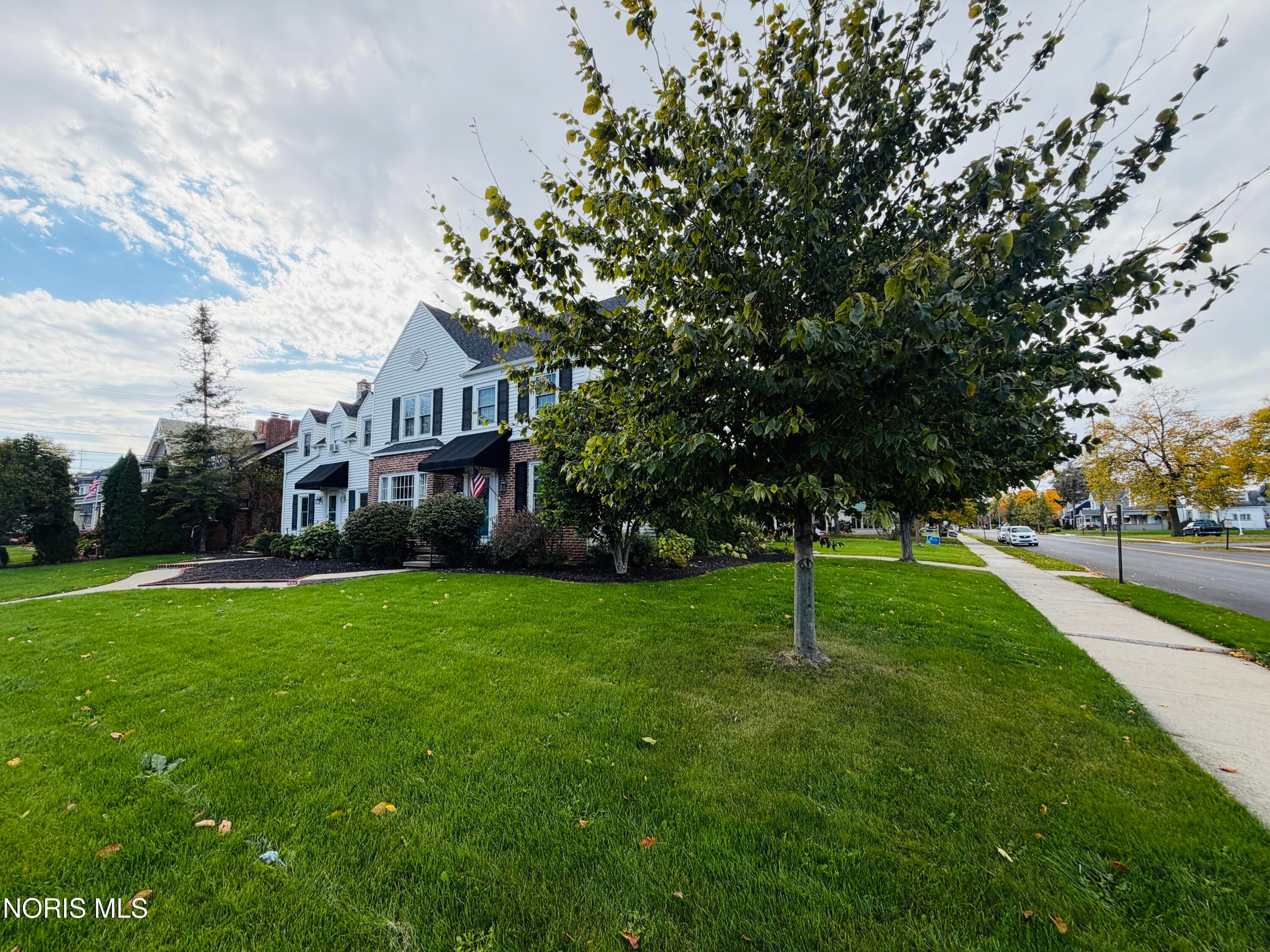 325 W 3rd Street