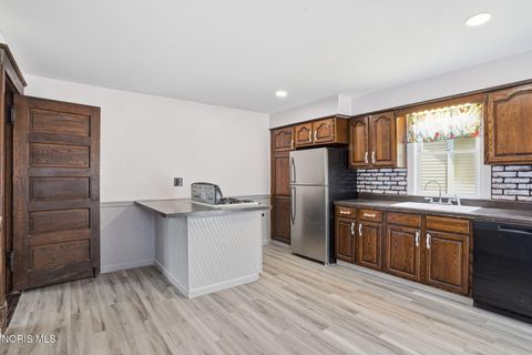 Tiny photo for 915 W Main Cross Street, Findlay, OH 45840 (MLS # 10008694)
