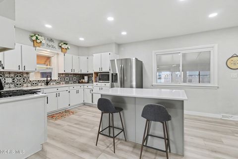 Tiny photo for 5835 Neill Avenue, Walbridge, OH 43465 (MLS # 10005476)