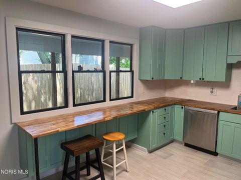 Tiny photo for 611 Greenfield Drive, Maumee, OH 43537 (MLS # 10005206)