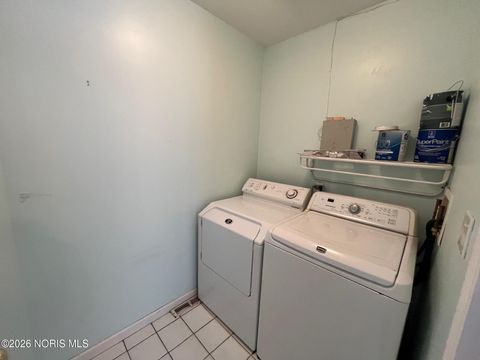 Tiny photo for 6015 Livingston Drive, Toledo, OH 43613 (MLS # 10003749)