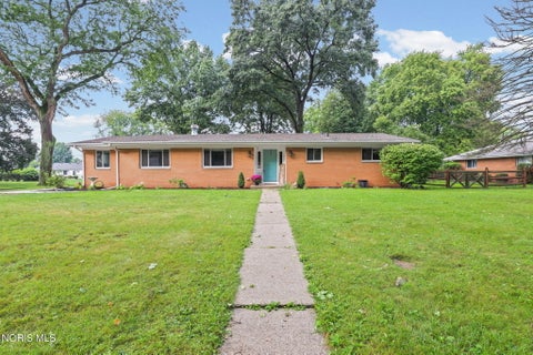 Photo of 2216 Heatherwood Drive, Toledo, OH 43614 (MLS # 10013104)