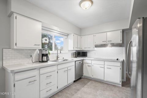 Tiny photo for 2216 Heatherwood Drive, Toledo, OH 43614 (MLS # 10013104)