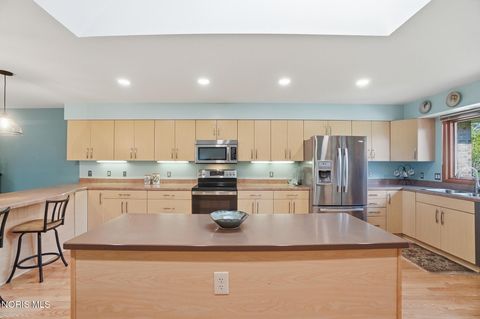 Tiny photo for 43 Trafalgar Bend, Bowling Green, OH 43402 (MLS # 10006894)