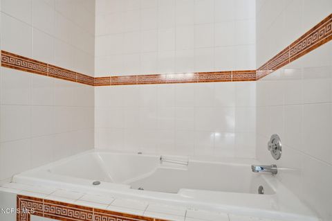 Tiny photo for 43 Trafalgar Bend, Bowling Green, OH 43402 (MLS # 10006894)