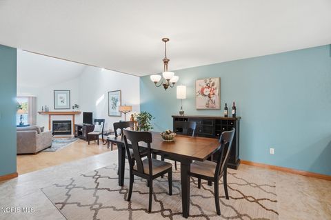 Tiny photo for 43 Trafalgar Bend, Bowling Green, OH 43402 (MLS # 10006894)