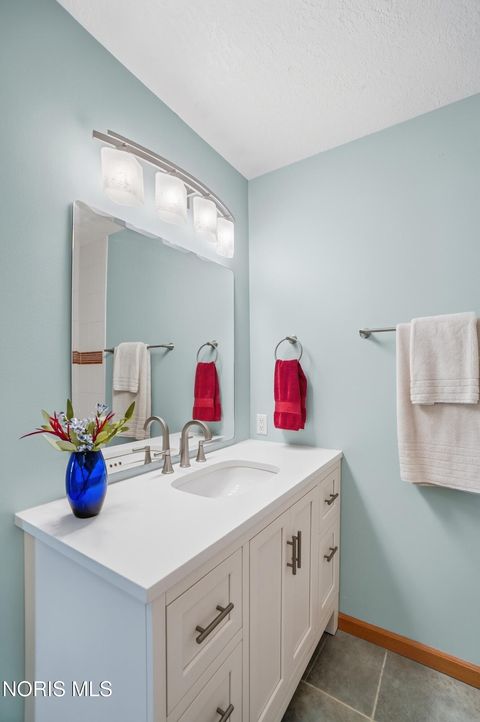 Tiny photo for 43 Trafalgar Bend, Bowling Green, OH 43402 (MLS # 10006894)