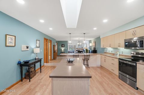 Tiny photo for 43 Trafalgar Bend, Bowling Green, OH 43402 (MLS # 10006894)