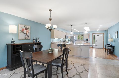 Tiny photo for 43 Trafalgar Bend, Bowling Green, OH 43402 (MLS # 10006894)