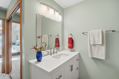 Tiny photo for 43 Trafalgar Bend, Bowling Green, OH 43402 (MLS # 10006894)