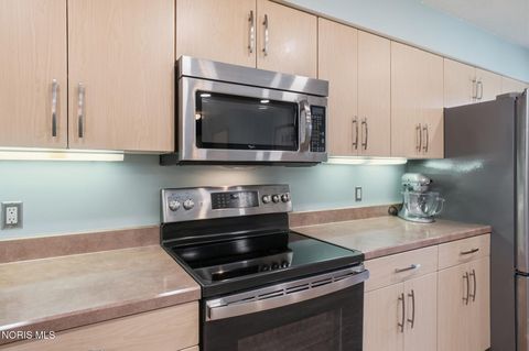 Tiny photo for 43 Trafalgar Bend, Bowling Green, OH 43402 (MLS # 10006894)