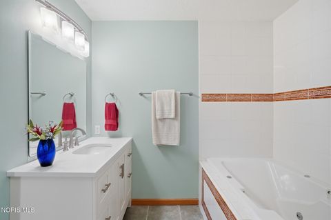 Tiny photo for 43 Trafalgar Bend, Bowling Green, OH 43402 (MLS # 10006894)