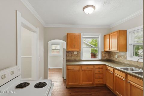 Tiny photo for 870 Toronto Avenue, Toledo, OH 43609 (MLS # 10007395)