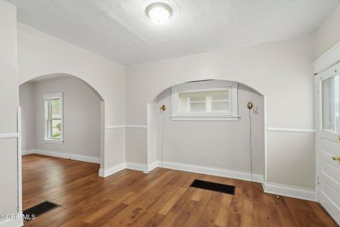 Tiny photo for 870 Toronto Avenue, Toledo, OH 43609 (MLS # 10007395)