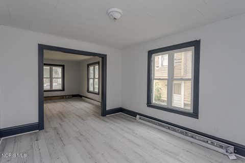 Tiny photo for 831 Oak Street, Toledo, OH 43605 (MLS # 10010793)