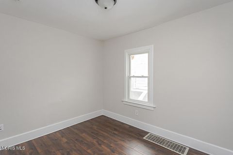 Tiny photo for 509 Dover Place, Toledo, OH 43605 (MLS # 10004093)