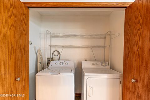 Tiny photo for 1269 Grassy Lane, Rossford, OH 43460 (MLS # 10000510)