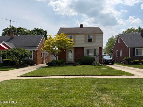 Photo of 2539 Castleton Avenue, Toledo, OH 43613 (MLS # 10007943)