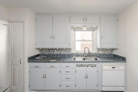 Tiny photo for 2426 Berdan Avenue, Toledo, OH 43613 (MLS # 10007012)