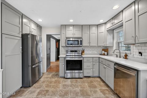 Tiny photo for 4363 Beverly Drive, Toledo, OH 43614 (MLS # 10004722)