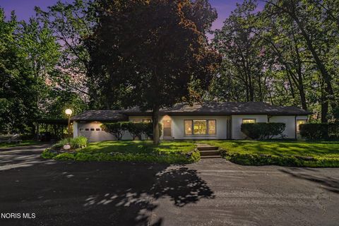 Photo of 6060 Cross Trails Road, Sylvania, OH 43560 (MLS # 10008284)