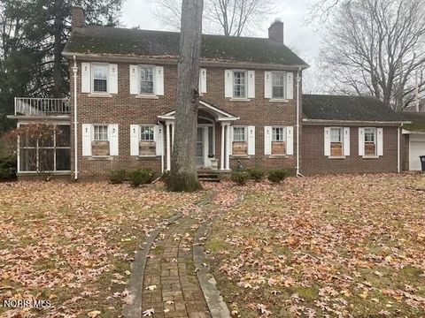 Photo of 2509 Meadowwood Drive, Toledo, OH 43606 (MLS # 10004298)