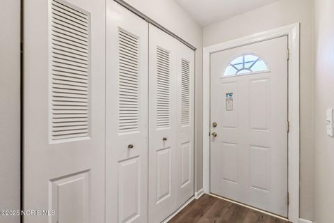 Tiny photo for 6818 Fenwyck Road #18, Maumee, OH 43537 (MLS # 10000121)