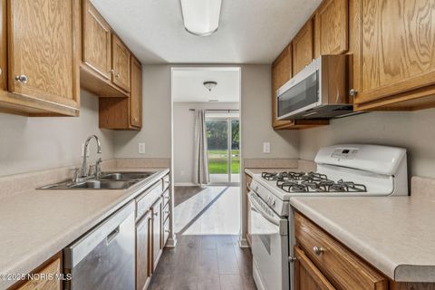 Tiny photo for 6818 Fenwyck Road #18, Maumee, OH 43537 (MLS # 10000121)
