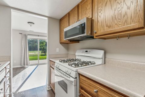 Tiny photo for 6818 Fenwyck Road #18, Maumee, OH 43537 (MLS # 10000121)