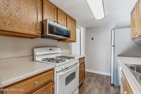 Tiny photo for 6818 Fenwyck Road #18, Maumee, OH 43537 (MLS # 10000121)