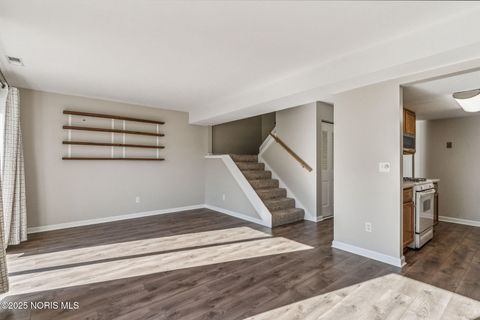 Tiny photo for 6818 Fenwyck Road #18, Maumee, OH 43537 (MLS # 10000121)