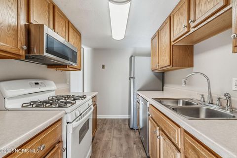 Tiny photo for 6818 Fenwyck Road #18, Maumee, OH 43537 (MLS # 10000121)