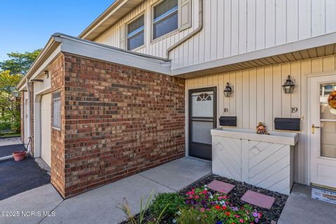 Tiny photo for 6818 Fenwyck Road #18, Maumee, OH 43537 (MLS # 10000121)