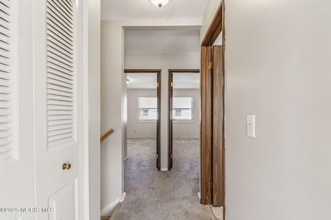 Tiny photo for 6818 Fenwyck Road #18, Maumee, OH 43537 (MLS # 10000121)