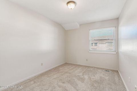 Tiny photo for 6818 Fenwyck Road #18, Maumee, OH 43537 (MLS # 10000121)