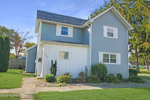 Photo of 513 W Stevenson Street, Gibsonburg, OH 43431 (MLS # 10000253)