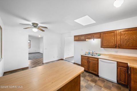 Tiny photo for 2211 E Harbor Drive, Toledo, OH 43611 (MLS # 10000704)