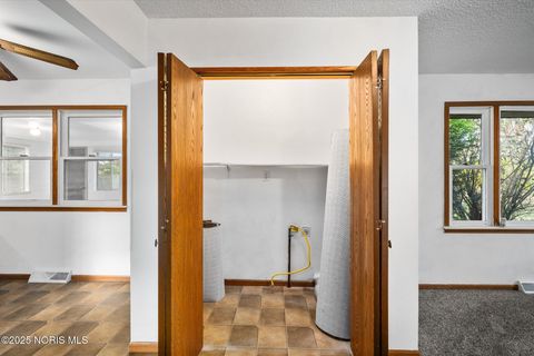 Tiny photo for 2211 E Harbor Drive, Toledo, OH 43611 (MLS # 10000704)