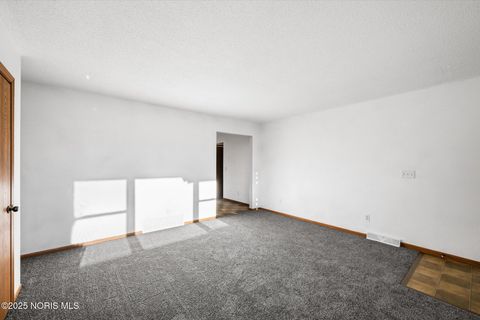 Tiny photo for 2211 E Harbor Drive, Toledo, OH 43611 (MLS # 10000704)