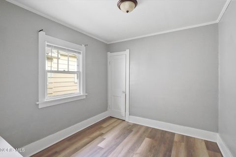 Tiny photo for 811 Geneva Avenue, Toledo, OH 43609 (MLS # 10007394)