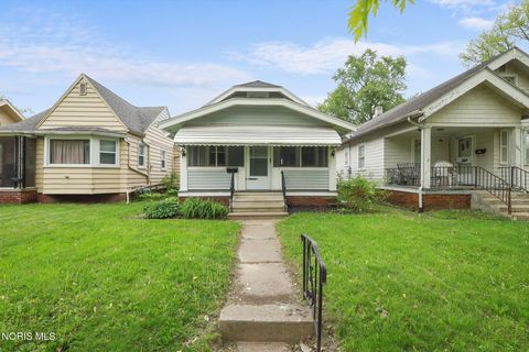 Photo of 811 Geneva Avenue, Toledo, OH 43609 (MLS # 10007394)