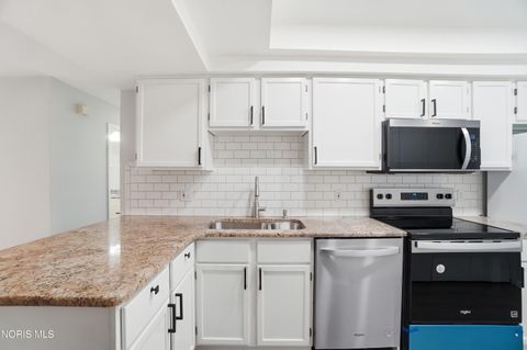 Tiny photo for 58 E Foxgate Circle, Bowling Green, OH 43402 (MLS # 10007413)